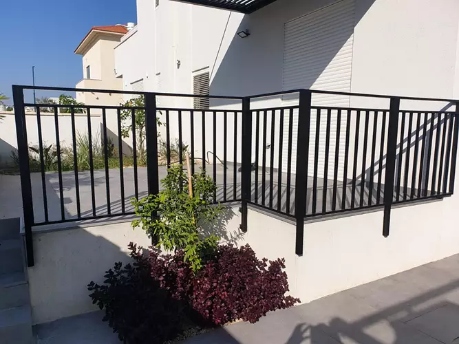 התקנת מעקות